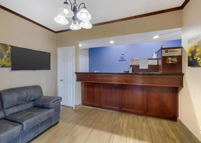 Hotels with pool Best Western Fairwinds Inn